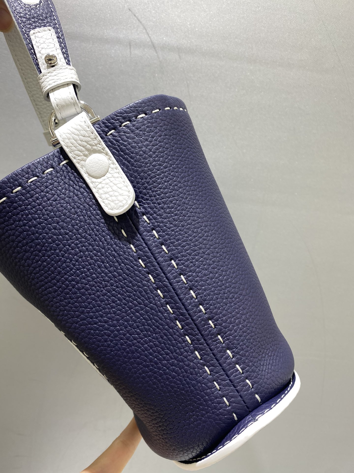 델보 팽 미니 버킷 크로스백